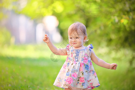 绿色树叶背景的小女孩图片