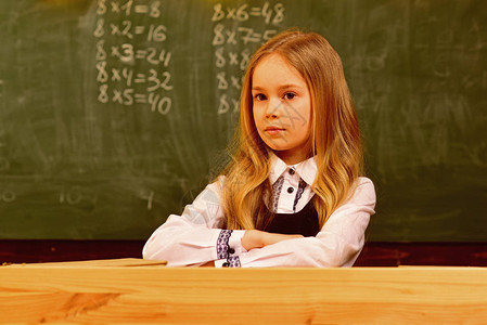 小女孩在学校里一脸严肃的小女孩小女孩在学校课小女孩准备学习图片