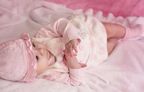 戴着粉色帽子的漂亮女婴图片