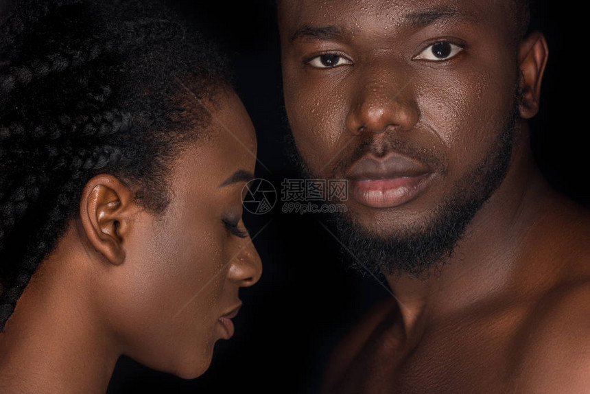 美丽的非洲年轻夫妇脸上有水滴面部被图片