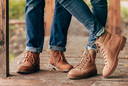 穿着秋鞋的年轻夫妇站在一起的短片图片