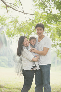 亚洲家庭享受户外公园图片