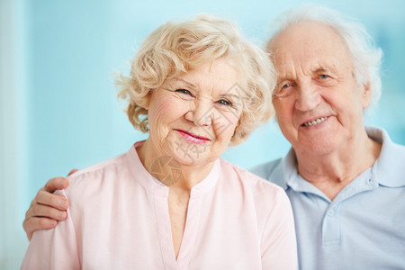 微笑的老人们享受在一起共背景图片