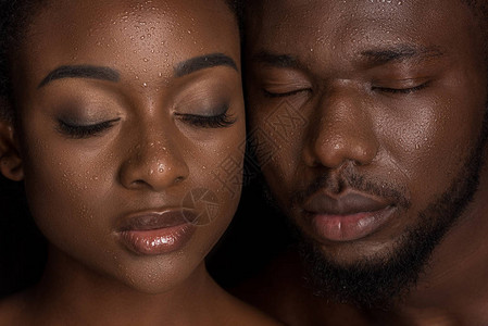 脸上有水滴的非洲年轻夫妇脸部装着眼闭图片