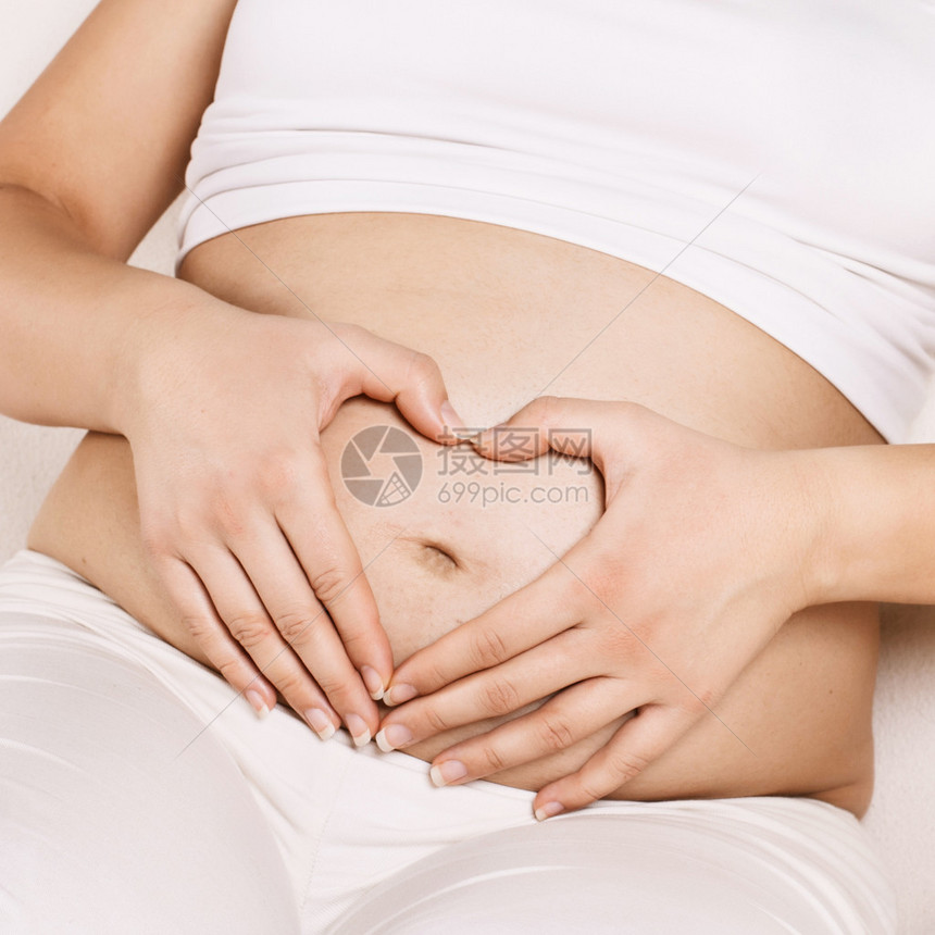 孕妇将她的双手放在肚子图片