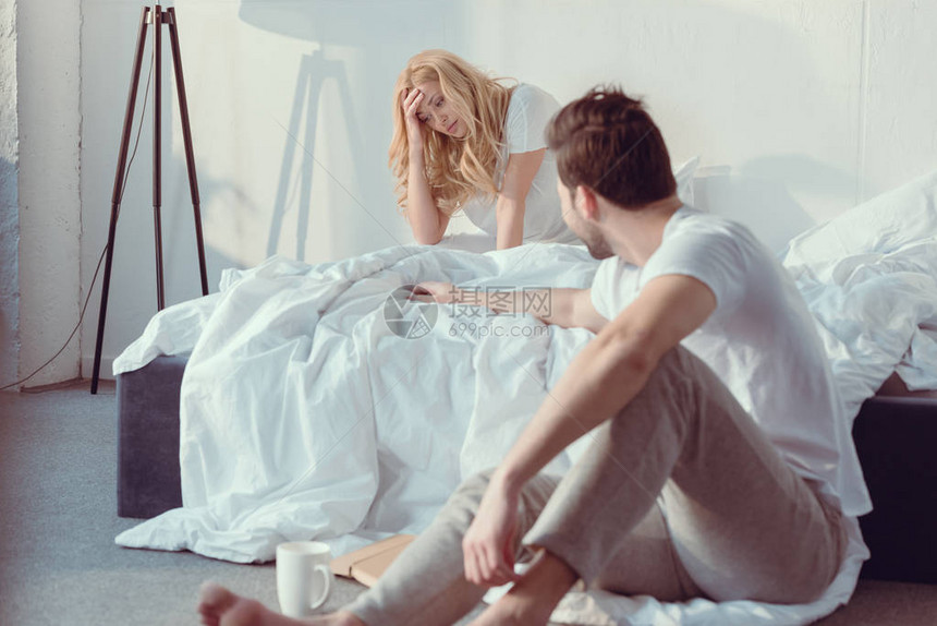 年轻夫妇早上在卧室吵架图片