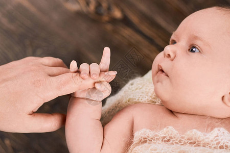 婴儿抱着女手指婴儿男孩关上图片