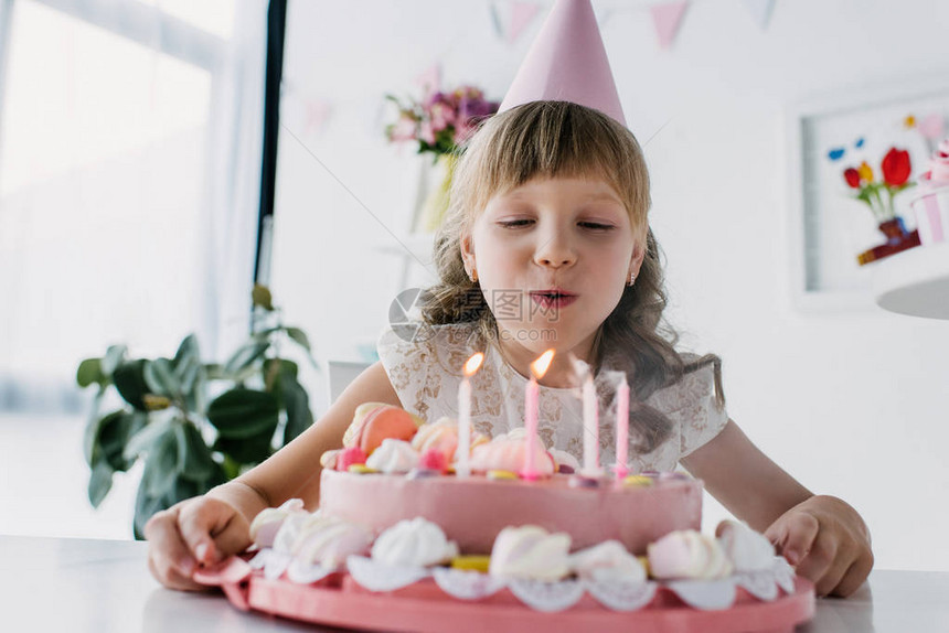 从生日蛋糕上吹蜡烛的甜圈中快图片