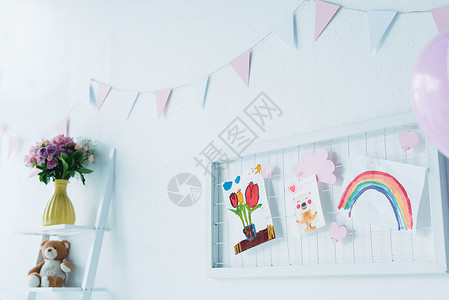 用气球和儿童画装饰生日室图片