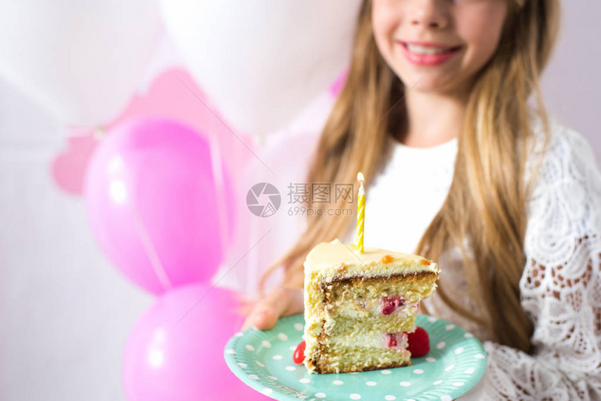 带着生日蛋糕和蜡烛的可爱笑图片