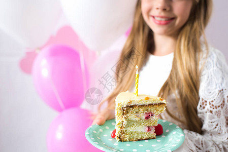带着生日蛋糕和蜡烛的可爱笑图片
