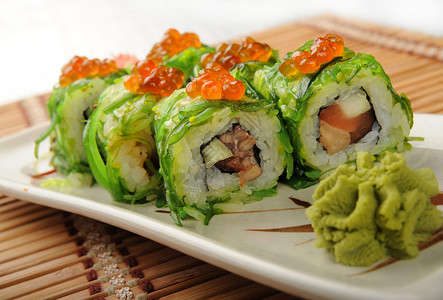 日本料理是鱼子酱和辣酱的寿司图片