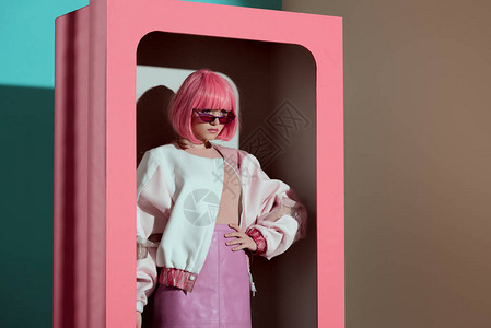 穿着粉红色假发的漂亮时装美女在装饰盒图片