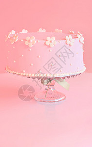 漂亮的粉红色生日蛋糕图片