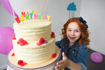 快乐的红发女孩到了生日蛋糕图片