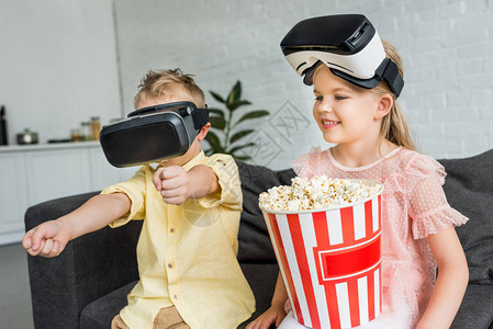 可爱的小孩使用虚拟现实耳机在图片