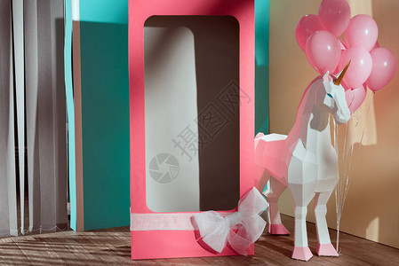 空的粉色装饰盒用弓和单图片