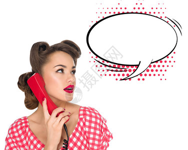 女在旧电话上说话时用空白的语音泡画肖像图片
