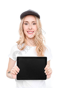 微笑的女人手里拿着一张空白数字平板的空白数字片背景图片