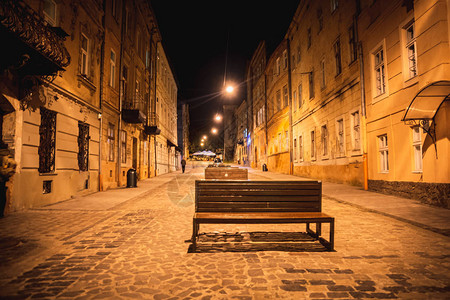 夜晚老城的街头长椅图片