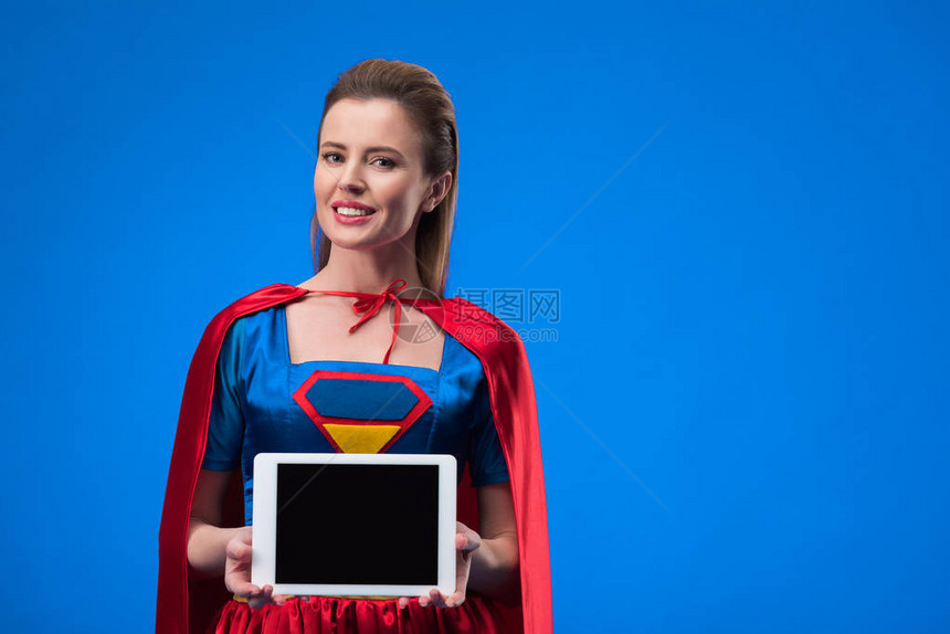 穿着超级英雄服装的微笑着女人的肖像图片