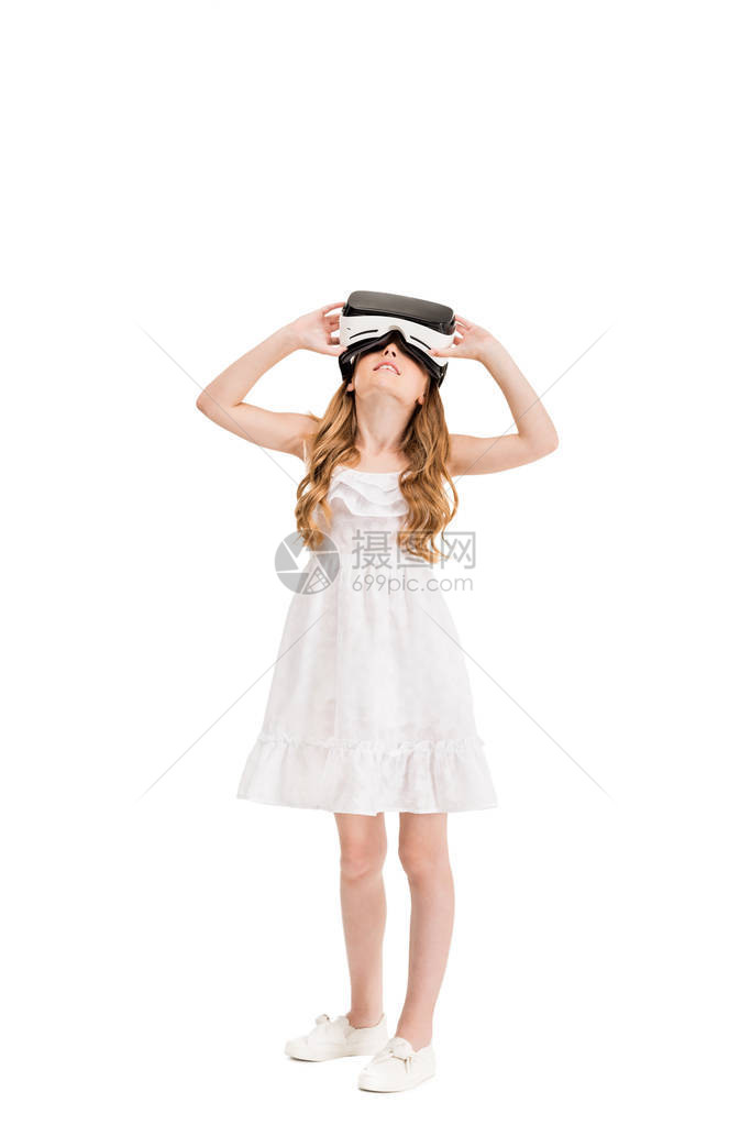 穿着虚拟现实耳机的可爱小女孩图片