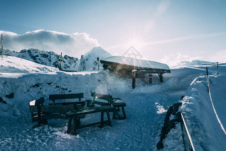 在雪覆盖的山上奥斯特里亚黑月花滑雪区白雪山图片