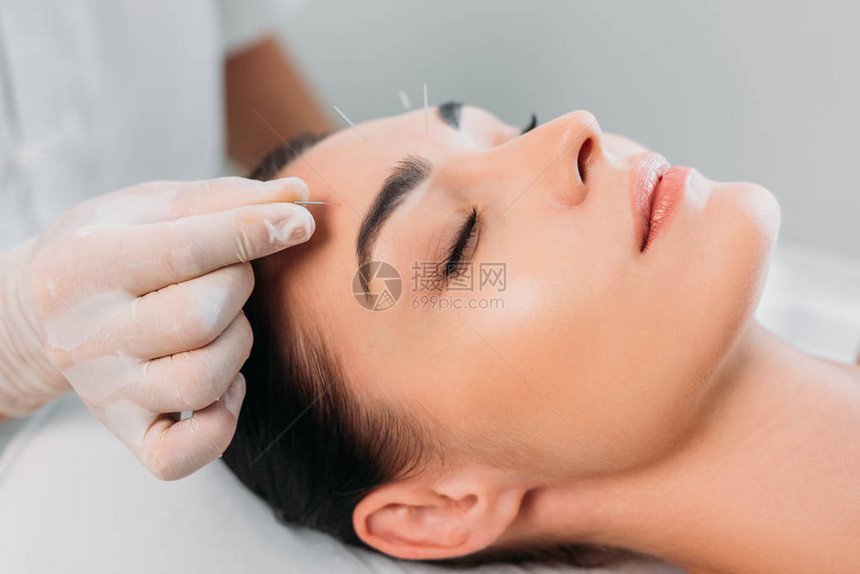 美容学家在温泉沙龙的针管疗养期间图片