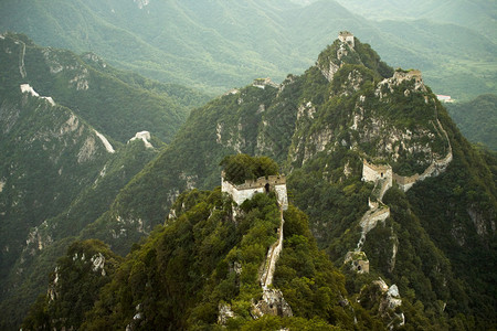 万里长城山段上独特的白岩口段图片