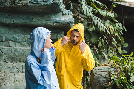 在丛林中穿雨衣的有吸引图片
