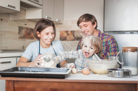 在厨房用面粉一起做饭的年轻图片