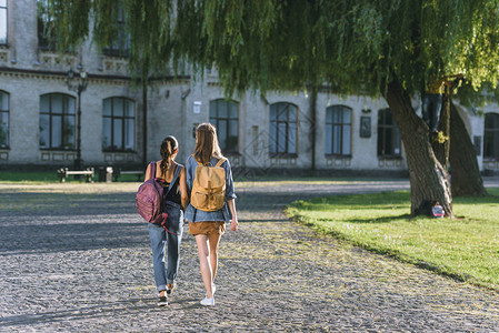 女孩在大学公园图片