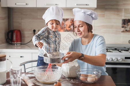 快乐的年轻母亲和孩子在厨房图片