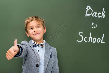学校男生在黑板旁边挂起拇指牌然后图片
