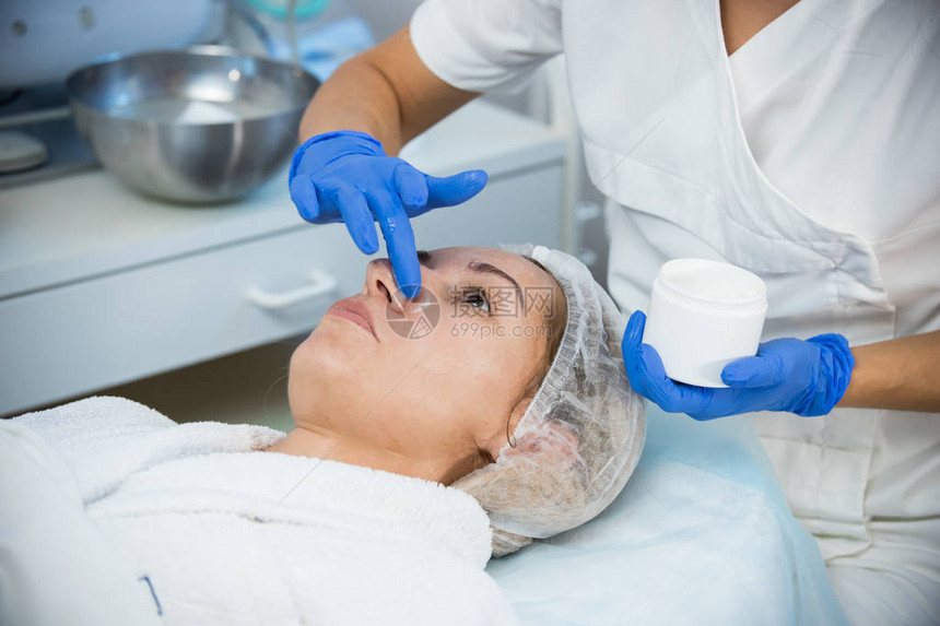 美容手术程序皮革治疗脸上喷出乳霜图片