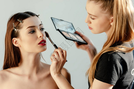 美容化妆师在白色隔离的有吸引力模型图片
