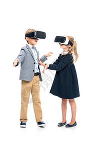 在VR头盔中可爱的小学生们图片