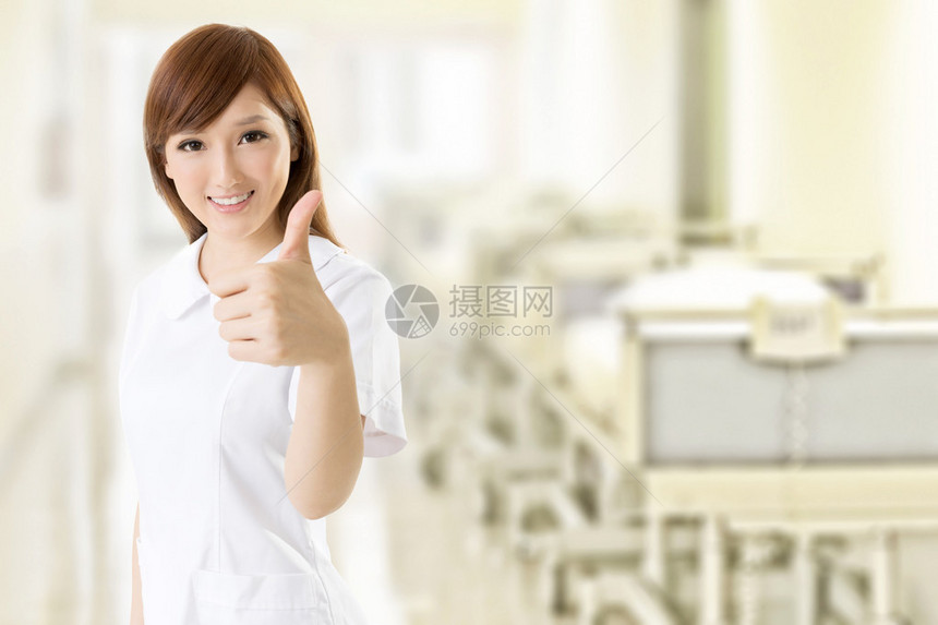 迷人的护士给了你一个非常棒的手势在图片