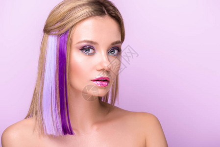 穿着时装化妆品和紫发束的年轻女士近距离肖像看着在紫色图片