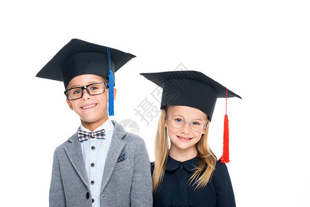穿着毕业帽子的可爱学生们被图片