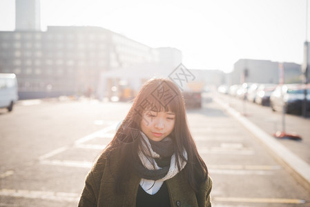 城市中年轻美丽的亚洲时装女潮流女在日背景图片