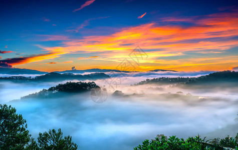 韩式美型山坡上的日出反射出明亮的黄色天空背景