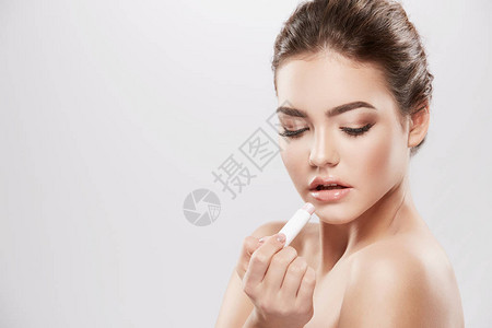 使用唇润滑皮肤护理概念裸露肩膀的美丽和自图片