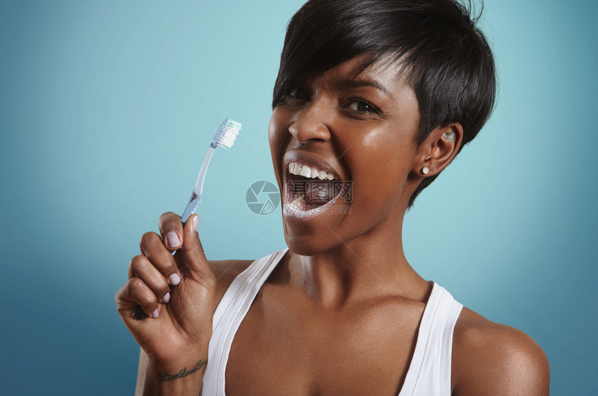 有张嘴和牙膏的黑女人洗图片