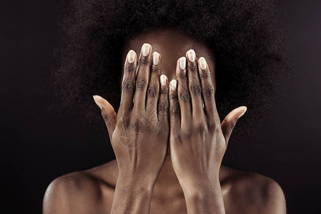 美籍非洲妇女用双手在黑色上被孤立图片