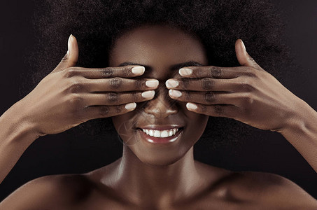 美丽的非洲女人用双手遮着双眼背景图片