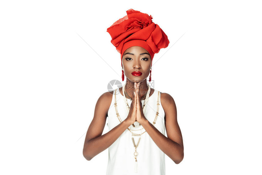 年轻的非洲裔美国妇女在白色上做祈祷手势图片
