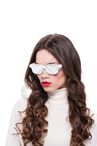 身着白色不透明的太阳眼镜被孤立在白面上的明亮化妆品的图片