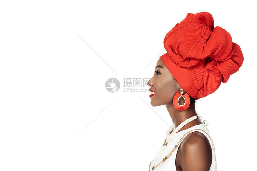 非洲裔美国女身穿民族配饰的侧视图图片