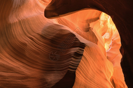 水洞槽峡谷在反射的阳光下闪发光美图片